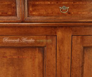 Credenza arte povera in legno massello di noce con intarsio in bois de rose